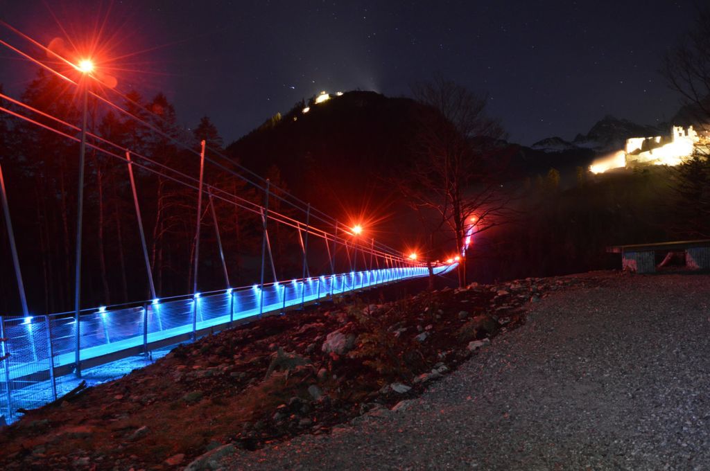Nächtliche Beleuchtung - Nachts sieht die Brücke noch etwas spektakulärer aus. - © highline179